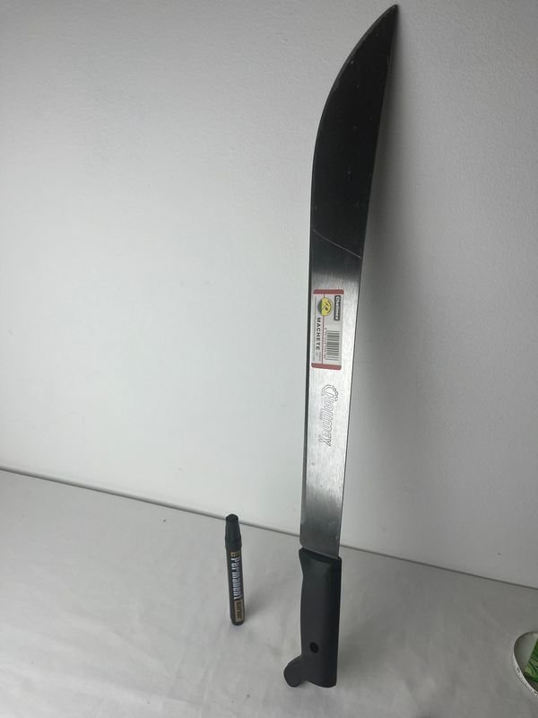 Lote siguiente: Machete con mango negro y hoja de metal