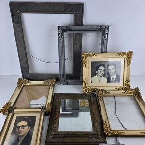 Lote siguiente: Lote de Marcos Antiguos Ornamentados con Fotografías y Espejo