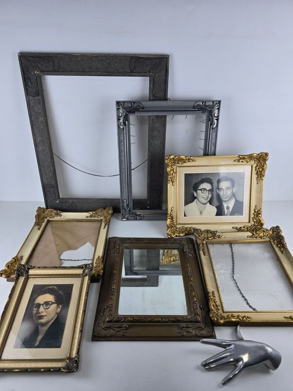 Lote de Marcos Antiguos Ornamentados con Fotografías y Espejo
