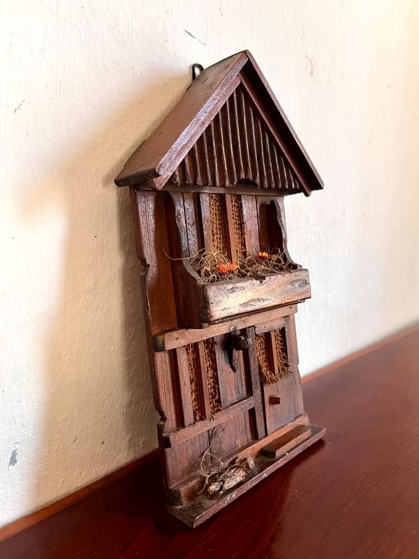 Adorno de Pared Casita Rústica en Madera con Detalles en Arpilleras - imagen 3