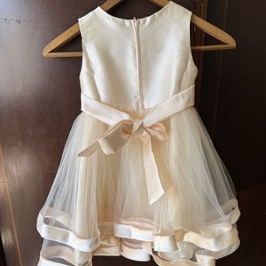 Vestido Infantil de Fiesta Color Crema con Pedrería y Tul - imagen 3