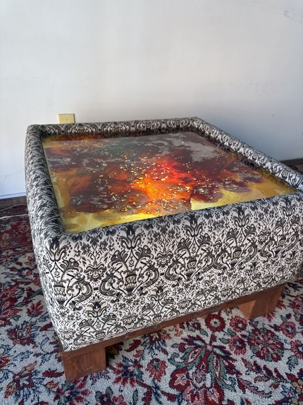 Lote siguiente: Mesa ratona con iluminación y tapa de vidrio artística