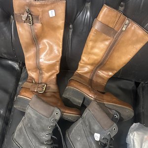Lote siguiente: Par de Botas de Cuero Marrones y Grises