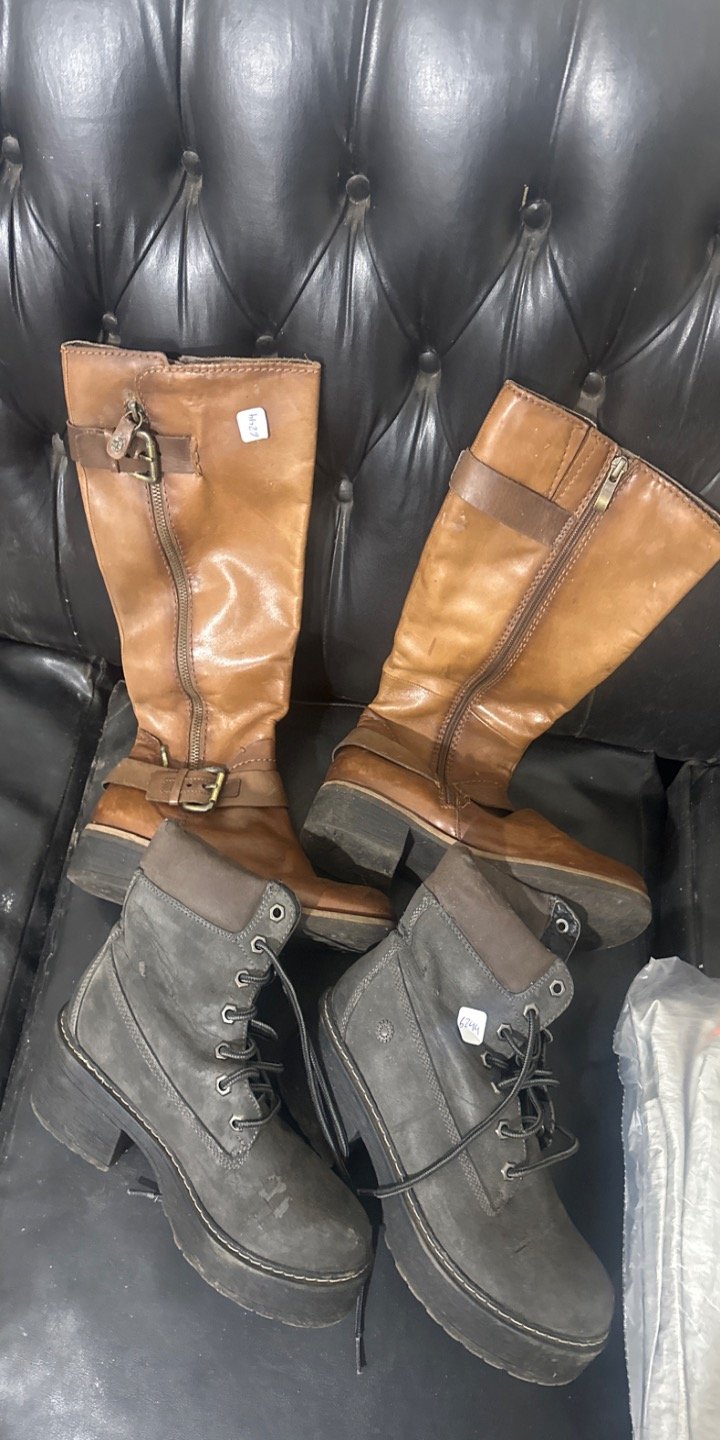 Par de Botas de Cuero Marrones y Grises
