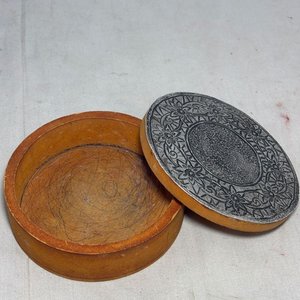 Lote de Adornos y Cajas Antiguas: Bicicletas de Hierro, Ceniceros y Estuches Decorativos - imagen 17