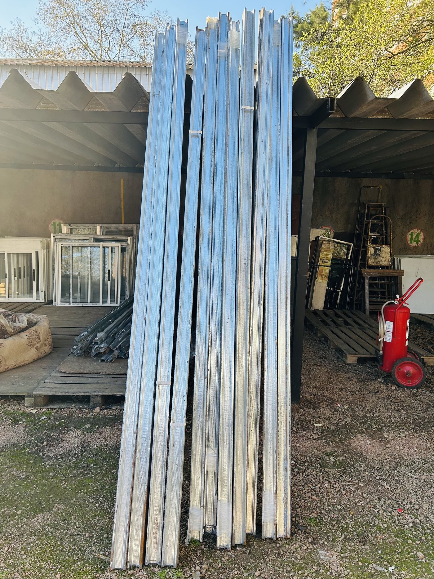 Lote #043A – Diez paquetes de perfiles omega cada paquete contiene 20 unidades – pueden presentar detalles de oxido