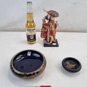 Conjunto Decorativo Muñeca Geisha Japonesa con Kimono Bordado y Cuencos Orientales - imagen 2