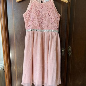 Lote anterior: Vestido Rosa Empolvado IEFIEL Talla 10 con Encaje y Pedrería