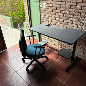 Lote anterior: Escritorio Negro con Silla Azul y Reposapiés