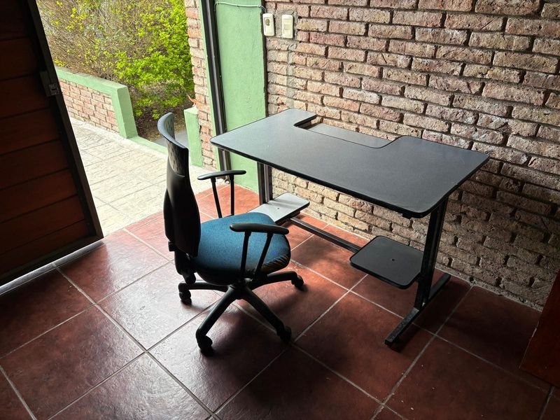 Escritorio Negro con Silla Azul y Reposapiés