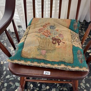 Lote siguiente: Silla Mecedora de Madera Estilo Clásico con Cojín Decorativo