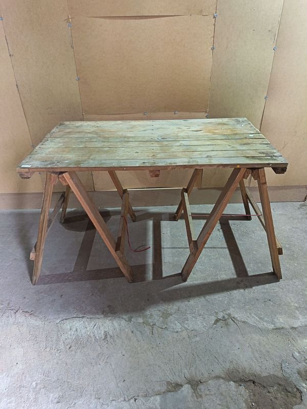 Mesa de Madera con Caballetes Plegables 63x110x68 cm