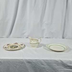 Lote anterior: Juego de Lechera y Dos Platos de Porcelana con Diseño Floral y Ribete Verde