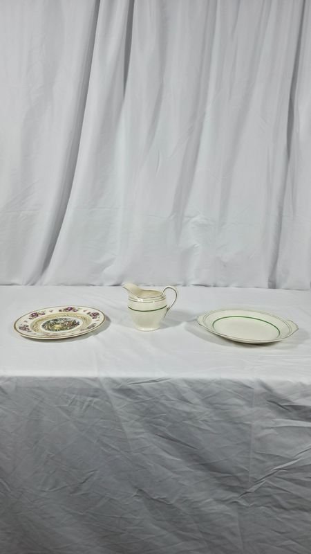 Juego de Lechera y Dos Platos de Porcelana con Diseño Floral y Ribete Verde