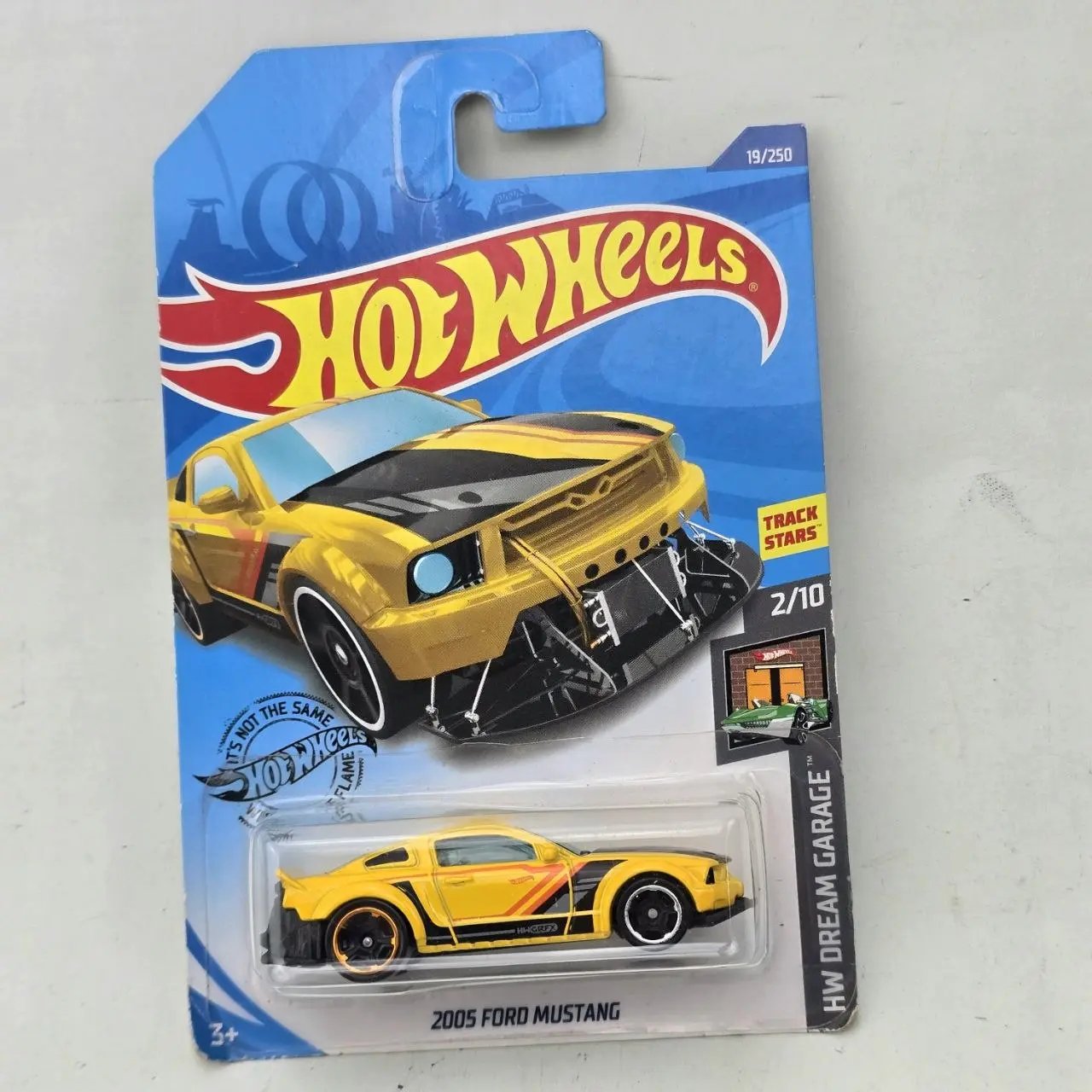 Hot Wheels Ford Mustang 2005 Amarillo