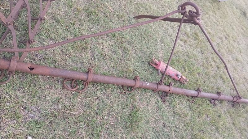Lote siguiente: Balanzón de hierro con gato: herramienta agrícola antigua