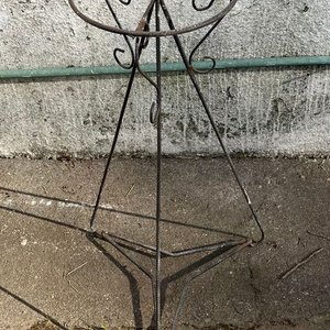 Pedestal de Hierro Forjado con Detalles Ornamentales - imagen 6