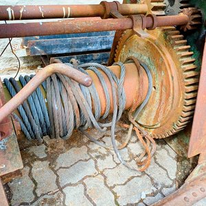 Guinche Manual Antiguo de Hierro con Cable - imagen 3