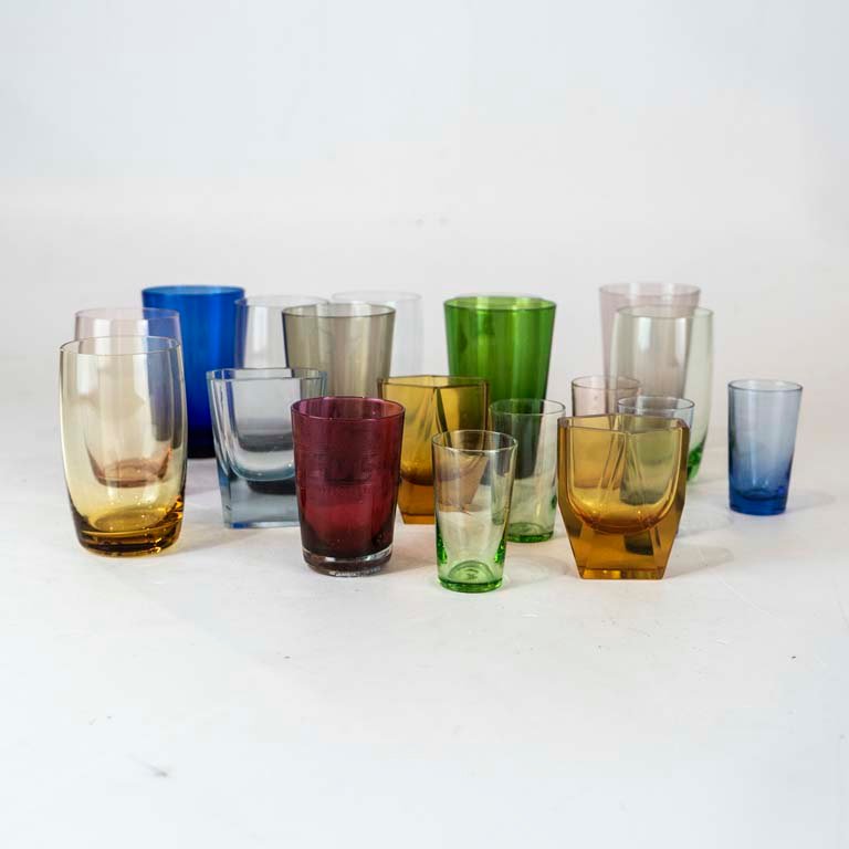 Lote siguiente: Vasitos de vidrio coloridos y variados