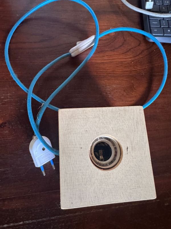 Lámpara decorativa de madera con base de cubo - imagen 2