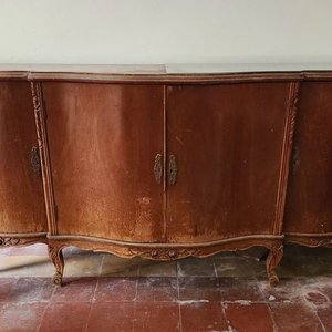 Lote anterior: Antiguo Mueble Bargueño de Madera con Patas Curvas y Detalles Tallados