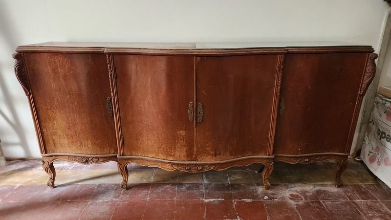 Antiguo Mueble Bargueño de Madera con Patas Curvas y Detalles Tallados