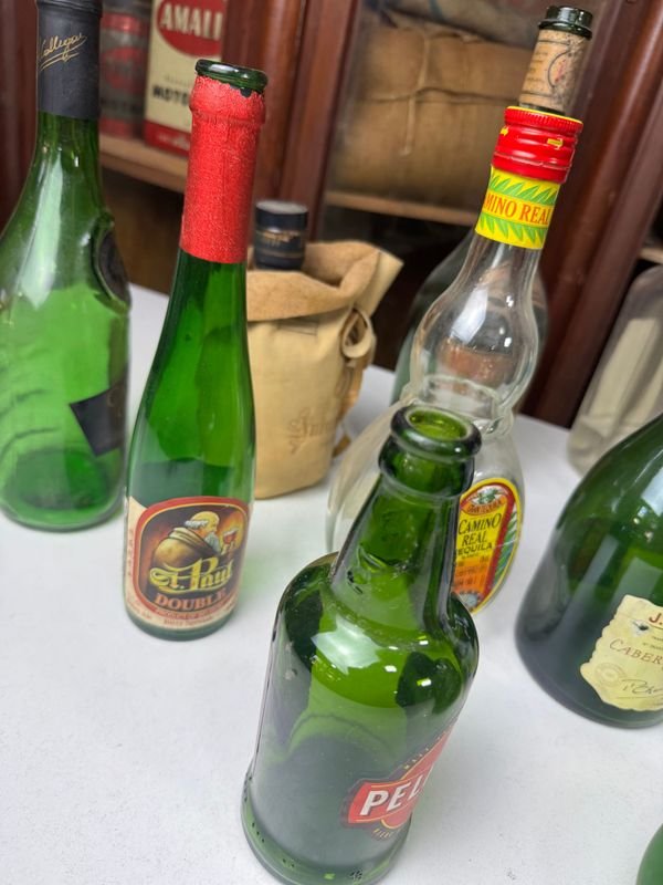 Colección de botellas vacías de diferentes épocas - imagen 7