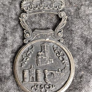 Medalla Antigua con Corona y Paisaje Urbano de Toledo - imagen 3