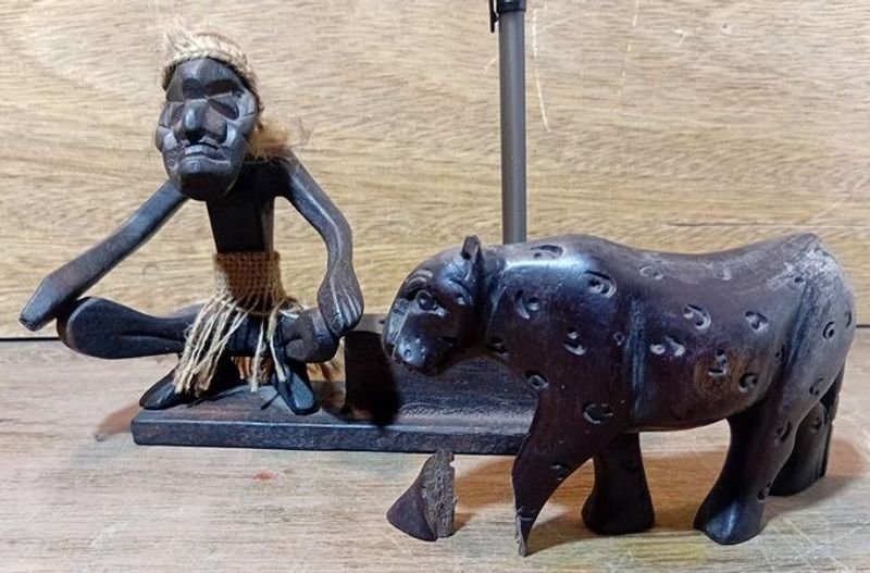 Lote siguiente: Figuras africanas en madera - Par de tigre y hombre