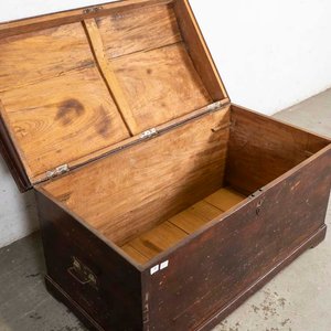Baúl de Madera Antiguo con Herrajes y Detalles de Época - imagen 2
