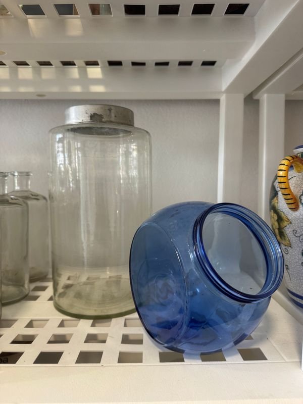 Frasco de Vidrio Azul y Frasco Grande con Tapa Metálica