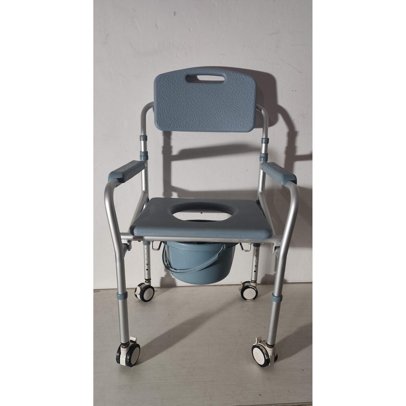 Silla de Ruedas Higiénica con Asiento y Balde