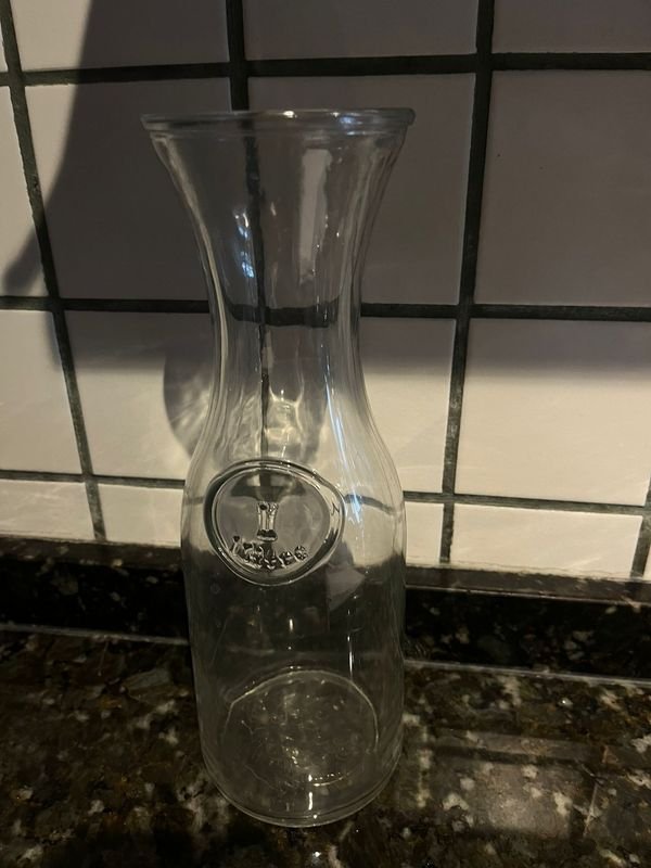 Decantador de vinos de vidrio claro