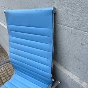 2 Sillones de Oficina Giratorios y con Ruedas: Uno Celeste y Otro Negro - imagen 6