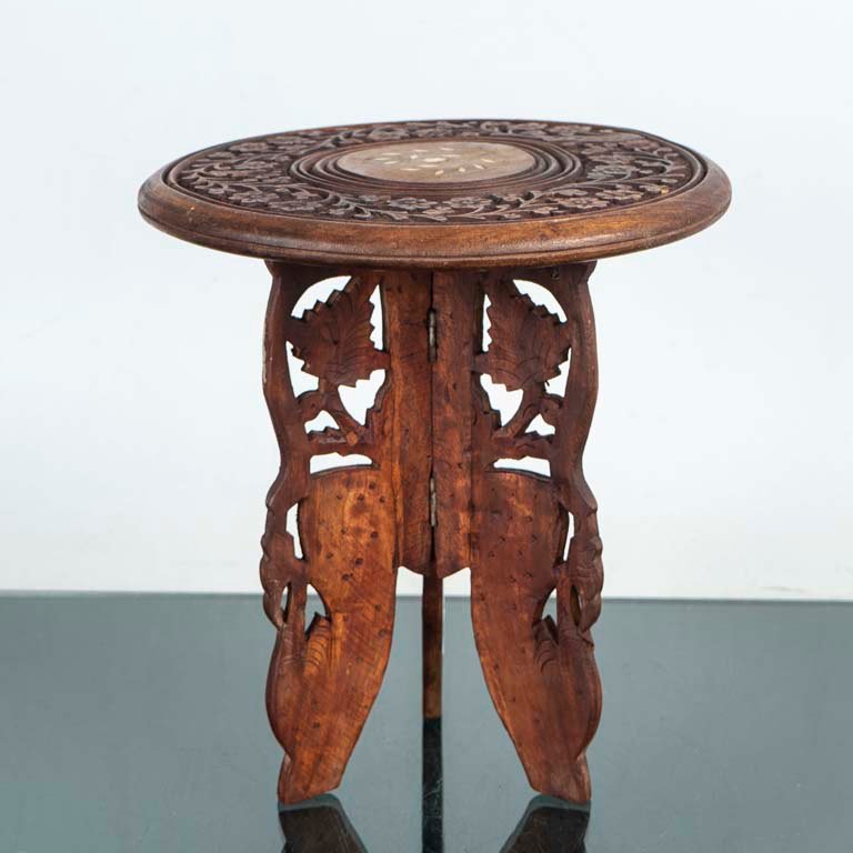 Lote anterior: Mesa de madera tallada en estilo hindu