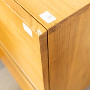 Aparador de Madera con Tres Puertas y Patas Metálicas - imagen 3