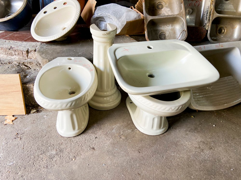 Lote siguiente: Banos Blancos y Accesorios para Baño