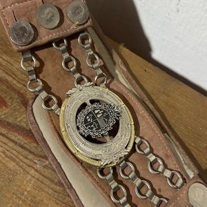 Lote anterior: Rastra de Cuero con Adornos Metálicos y Monedas