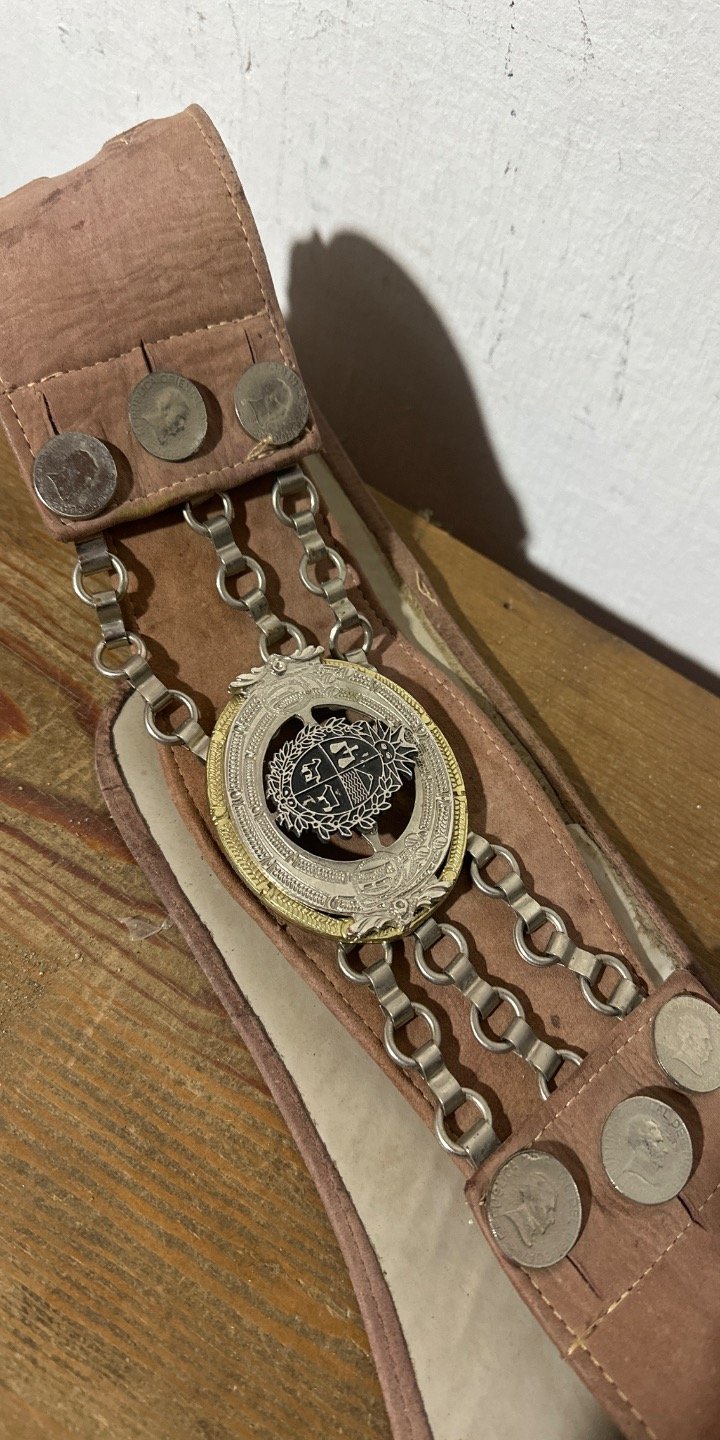 Rastra de Cuero con Adornos Metálicos y Monedas