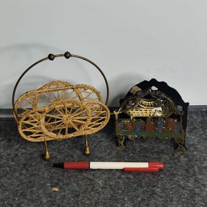 Lote anterior: Dos Servilleteros Antiguos: Ratan y Bronce con "Última Cena"