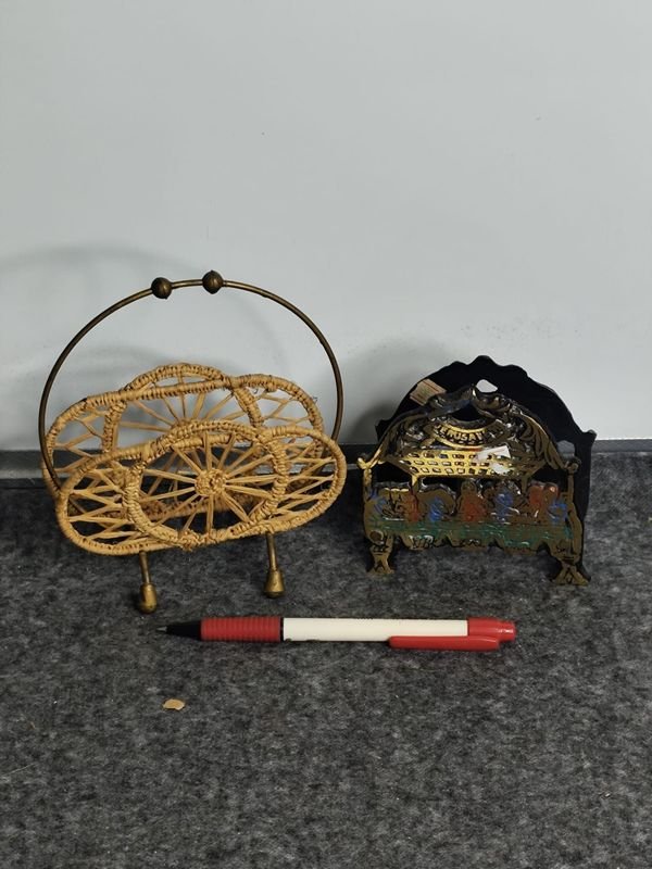 Dos Servilleteros Antiguos: Ratan y Bronce con "Última Cena"