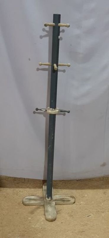 Lote siguiente: Perchero de madera gris alto