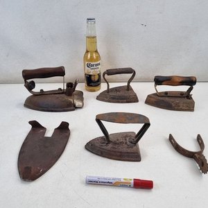 Lote anterior: Set Decorativo Antiguo: 4 Planchas a Carbón, Base y Espuela de Jinete