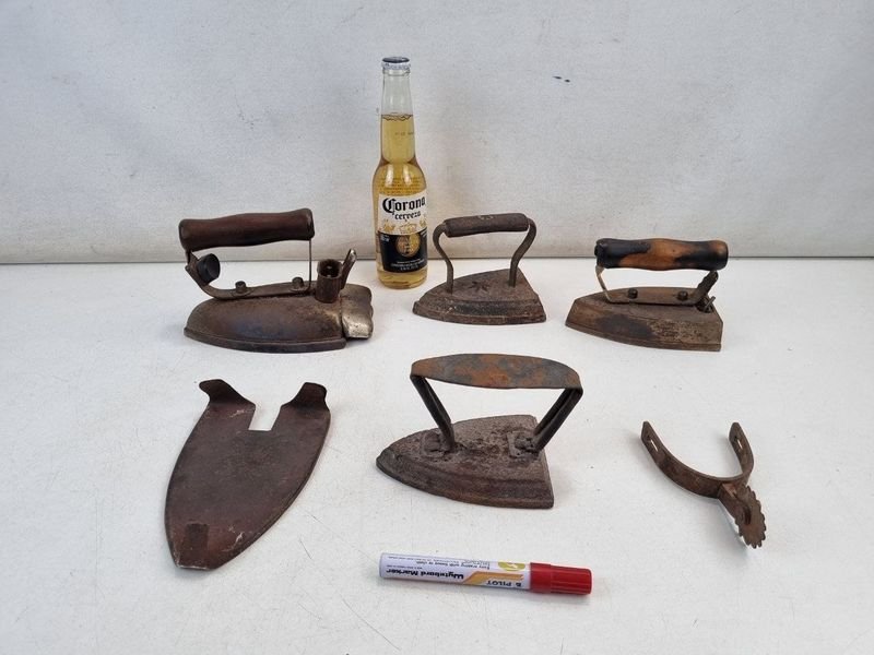 Set Decorativo Antiguo: 4 Planchas a Carbón, Base y Espuela de Jinete