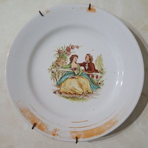 Plato Antiguo de Loza Industria Uruguaya "Escena Galante" Estilo Rococó - imagen 1