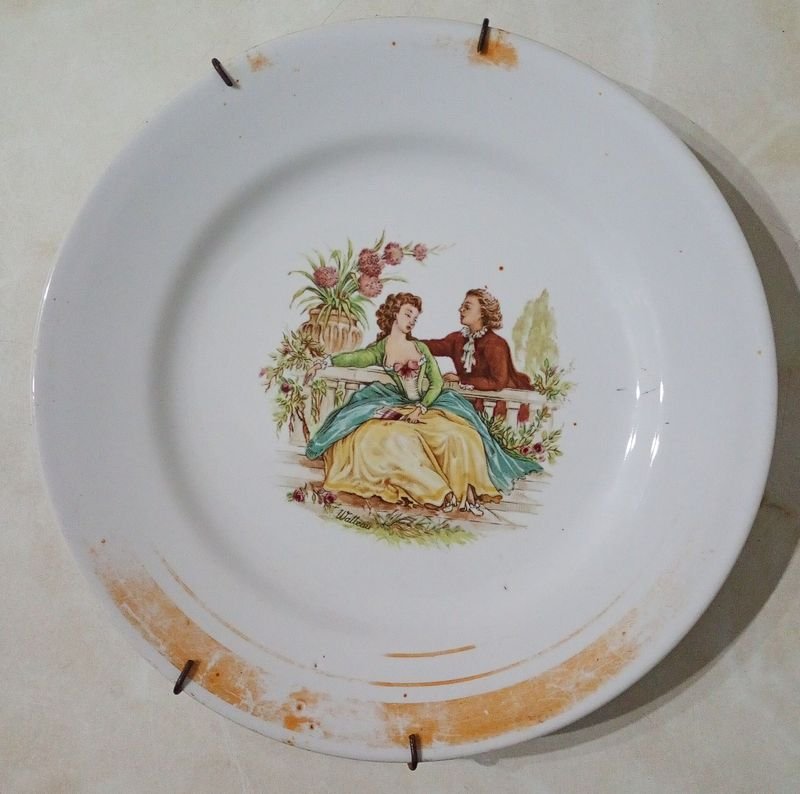 Plato Antiguo de Loza Industria Uruguaya "Escena Galante" Estilo Rococó