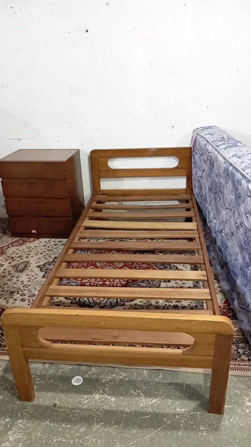 Cama de una plaza, mesa de luz y colchón de 1 p - imagen 7
