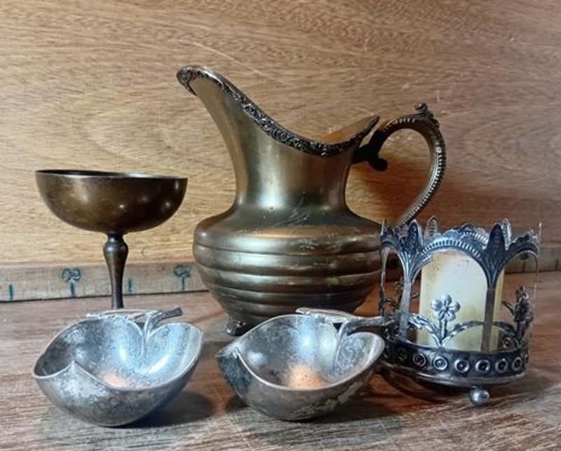 Lote siguiente: Jarra en plata Sheffield y accesorios de mesa