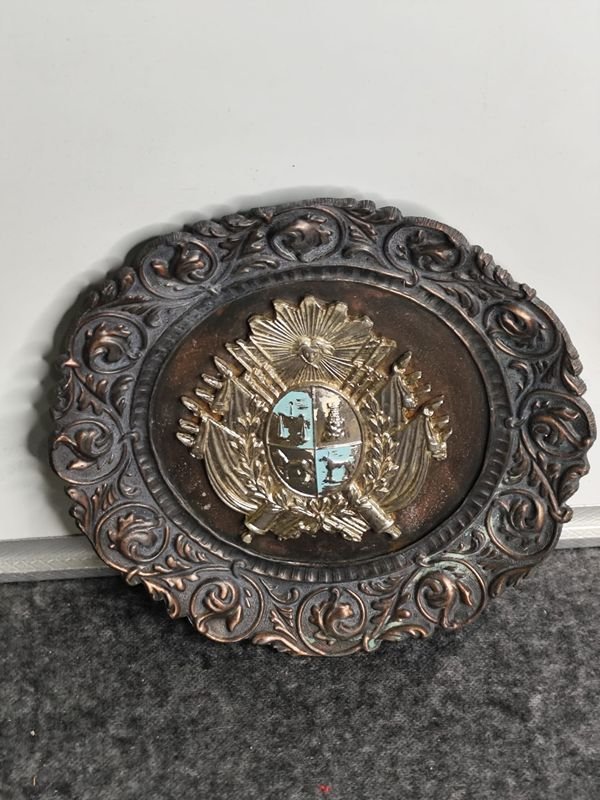 Plato Decorativo con Escudo de Uruguay en Bronce y Metal
