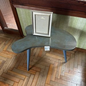 Lote siguiente: Mesa Auxiliar Moderna y Portaretrato Plateado